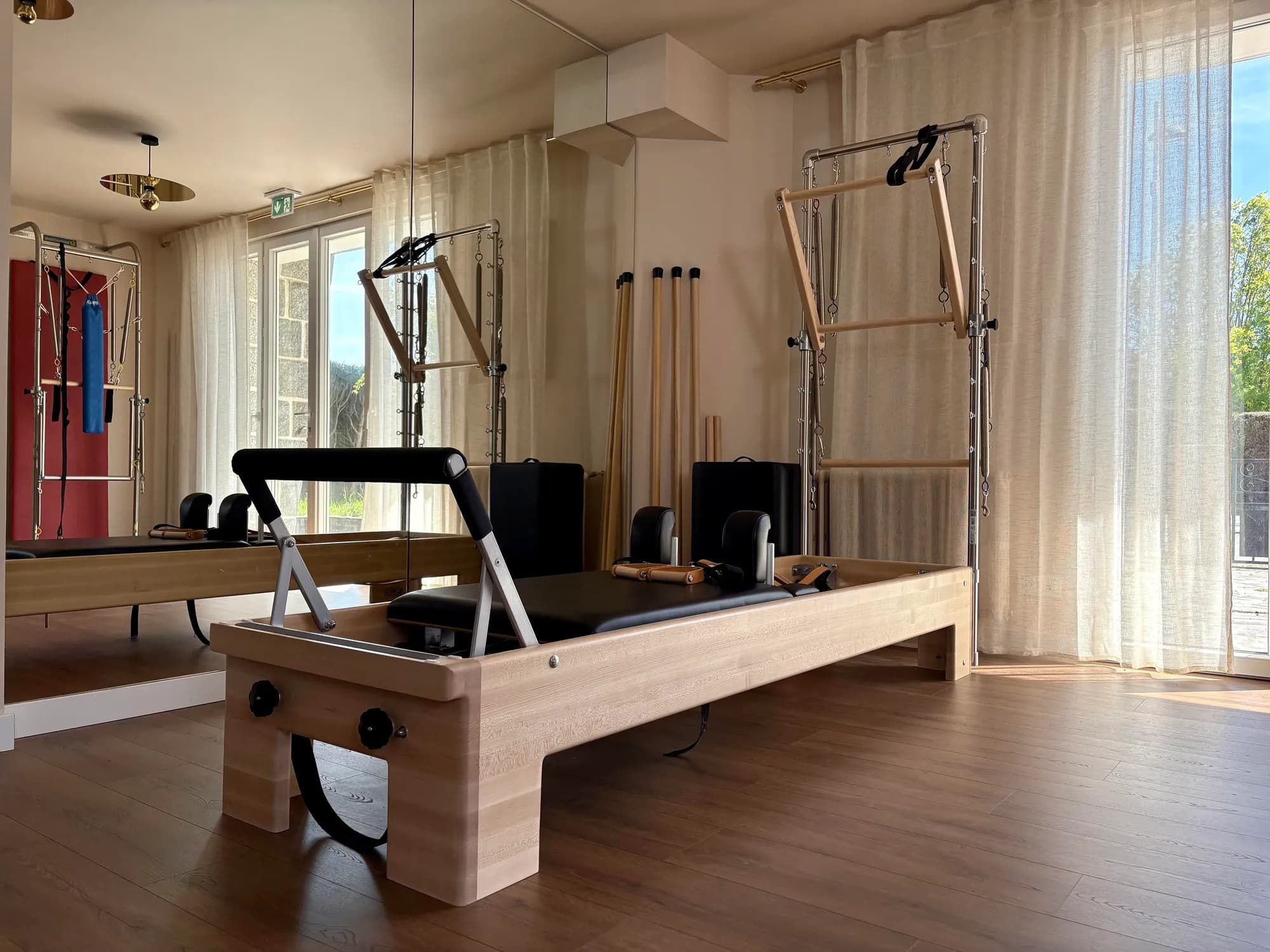 Reformer en bois dans le studio de Pilates SOPÔMO à Chantepie, près de Rennes
