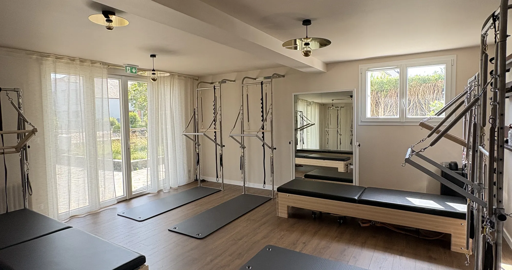 La salle du studio SOPÔMO près de Rennes : Reformers et Wall Units baignés de lumière