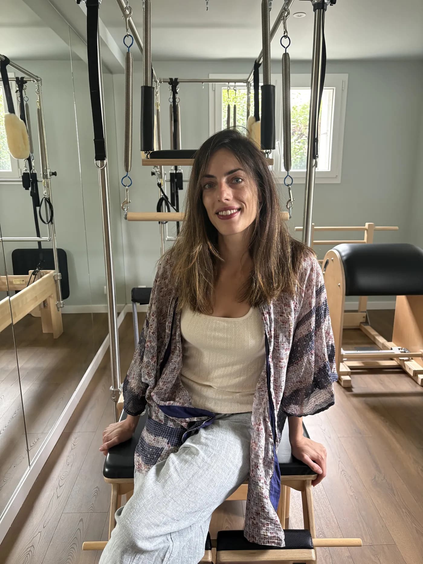 Lisa, professeure du studio SOPÔMO, assise sur la Chair devant la Cadillac