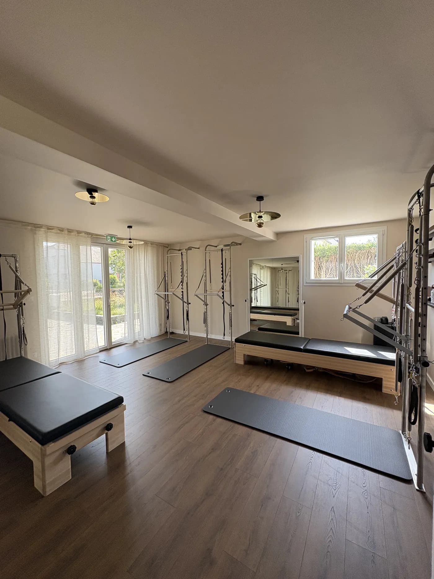 La salle du studio SOPÔMO : Reformers, Wall Units et tapis, baignés de lumière
