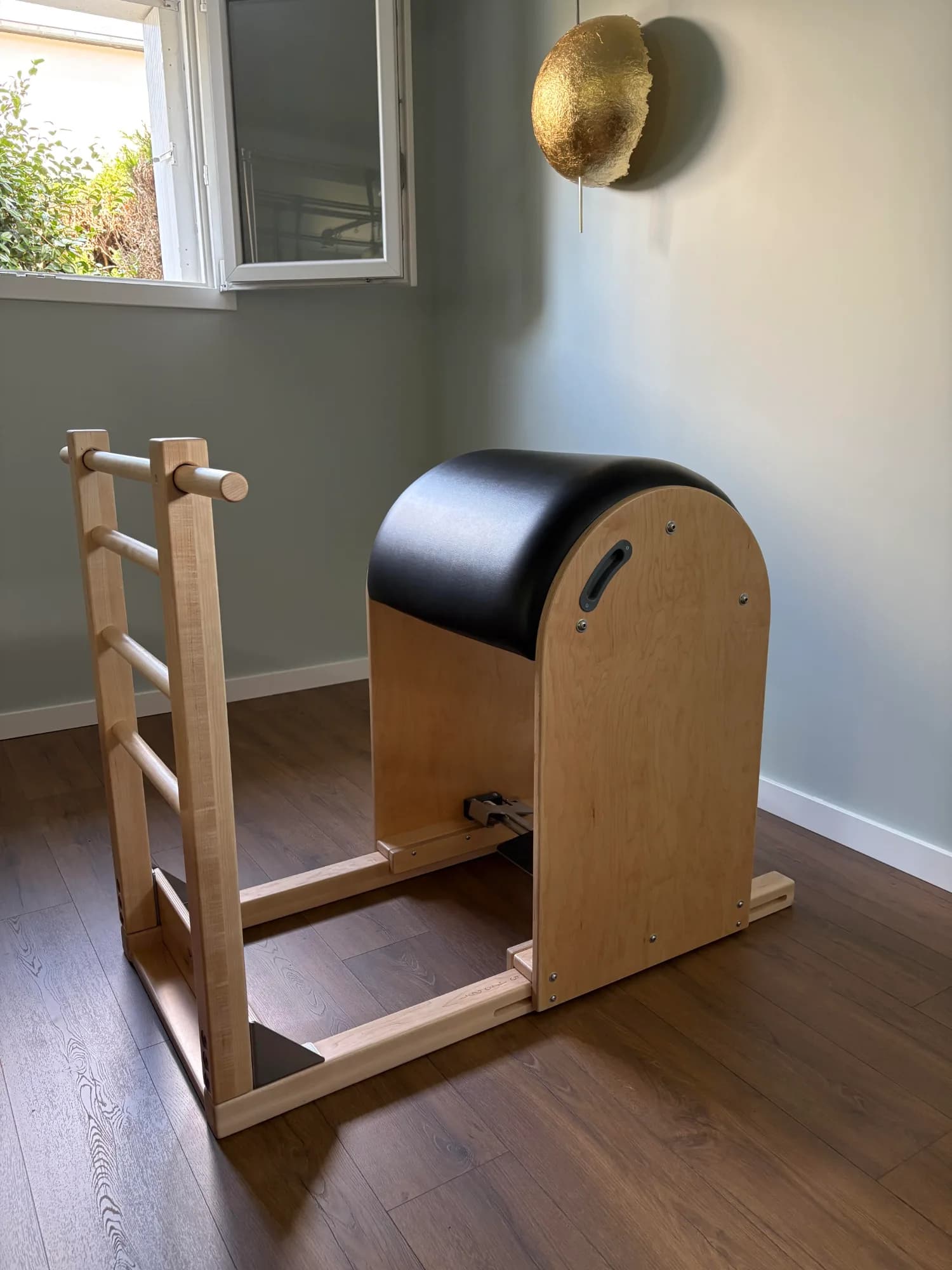 Ladder Barrel et luminaires d'ambiance au studio de Pilates SOPÔMO à Chantepie